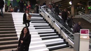 Gare Montparnasse la SNCF transforme des escaliers en piano [upl. by Nyrac977]