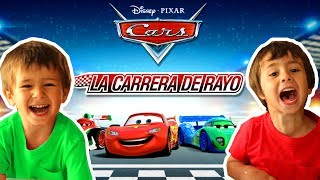 LA CARRERA DE RAYO MCQUEEN DISNEY JUNIOR Juegos de carreras de autos para niños  CARS [upl. by Persis]